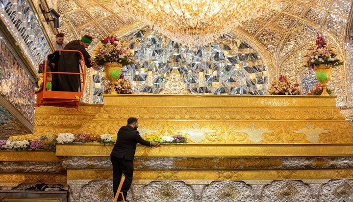 گل آرایی حرم امام حسین (علیه السلام)  در آستانه ولادت حضرت زینب کبری (سلام الله علیها)