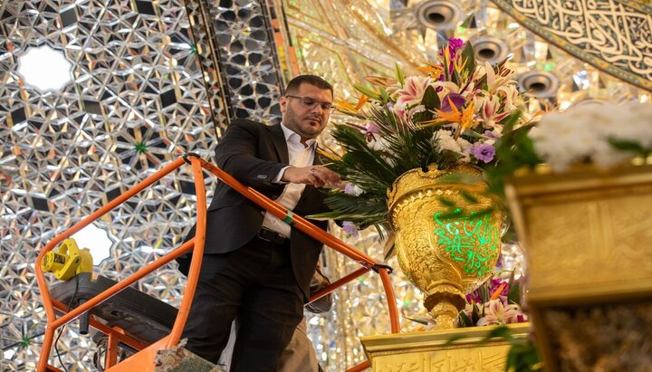 تزيين ضريح الإمام الحسين (عليه السلام) بالورود احتفاءً بذكرى ولادة السيدة زينب الكبرى (عليها السلام)