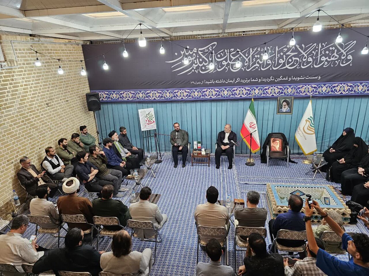 نشست صمیمی فرمانده سپاه قم با اهالی فرهنگ و هنر+ تصاویر