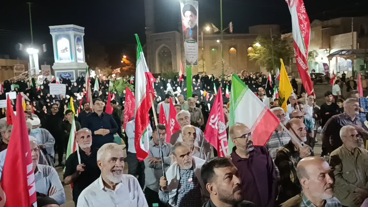 میدان‌داری جوانان در کنار امام جمعه آران و بیدگل در شب ۲۲۷ تجمعات مردمی