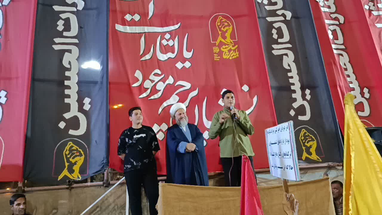 میدان‌داری جوانان در کنار امام جمعه آران و بیدگل در شب ۲۲۷ تجمعات مردمی