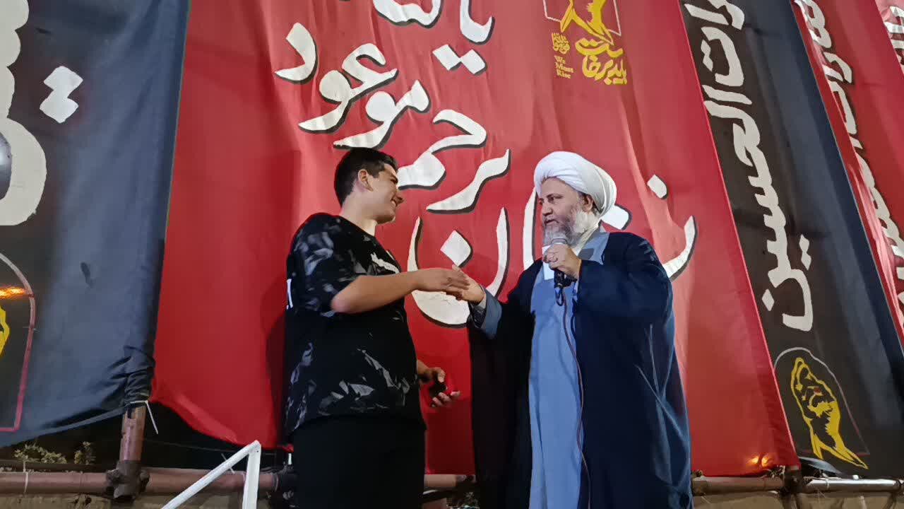 میدانداری جوانان در کنار امام جمعه آران و بیدگل در شب ۲۲۷ تجمعات مردمی