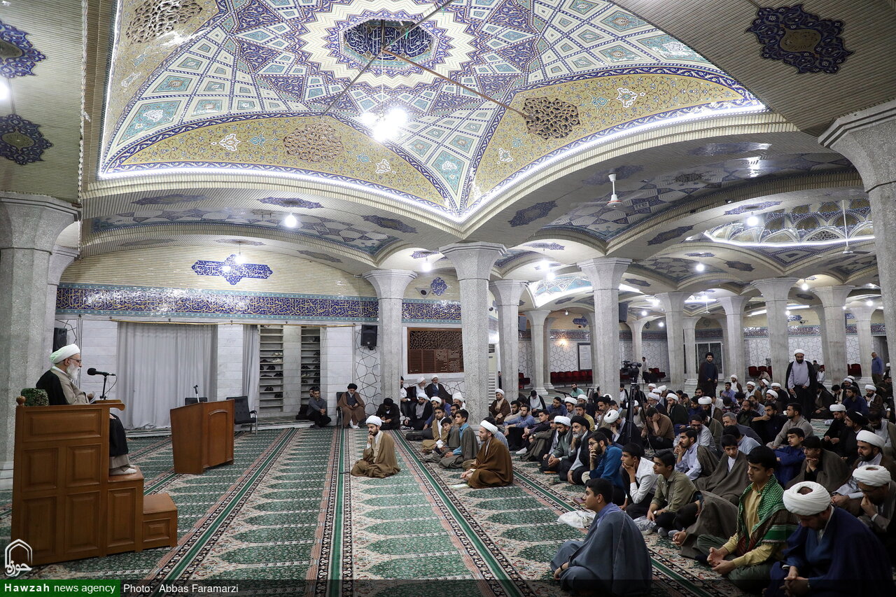 تهذیب نفس و احیای سنتهای کارآمد حوزه، لازمه ایفای رسالت طلبگی است