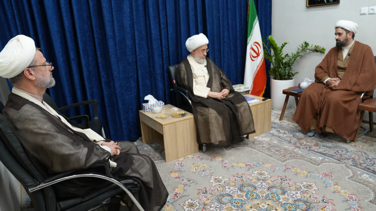 دیدار رئیس و مسئولان مرکزملی پاسخ به سوالات دینی با آیت الله اراکی