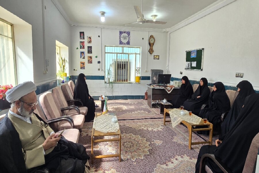 مدیر حوزه علمیه خواهران یزد پای صحبت‌های کادر مدرسه حضرت خدیجه(س) بهاباد نشست