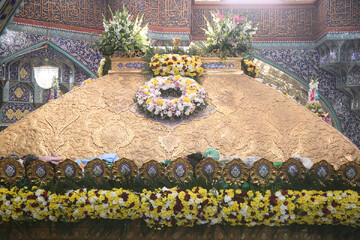 تصاویر/ گل آرایی ضریح مطهر حرم حضرت معصومه (س) در آستانه میلاد عقیله بنی‌هاشم