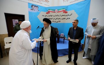 تصاویر / آئین تکریم از اهل‌سنت استان گلستان به پاس همراهی در اجتماعات مردمی شبانه