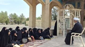 تصاویر/ حضور طلاب جدیدالورود مدرسه علمیه نرجسیه سیرجان در گلزار شهدا