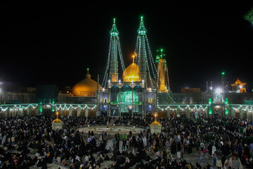 تصاویر/ حضور پرشور زائران در حرم بانوی کرامت در شب میلاد حضرت زینب کبری (س)