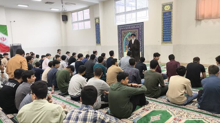 تصاویر/ حضور امام جمعه نطنز در دبیرستان امام خمینی (ره) و دبستان دخترانه ۲۲ بهمن