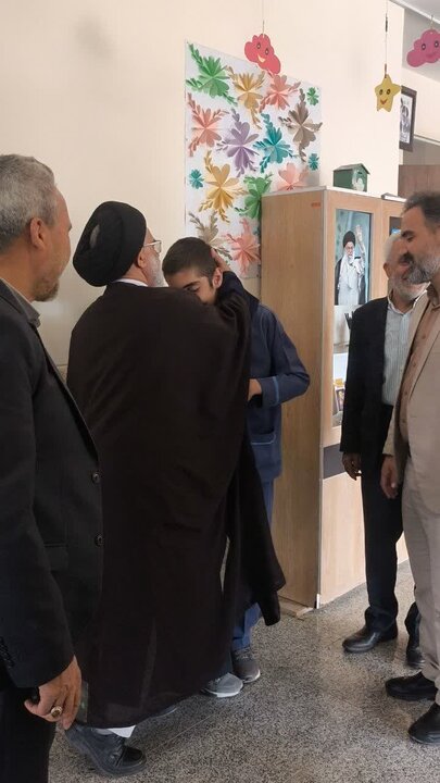 تصاویر/ حضور امام جمعه نطنز در دبیرستان امام خمینی (ره) و دبستان دخترانه ۲۲ بهمن