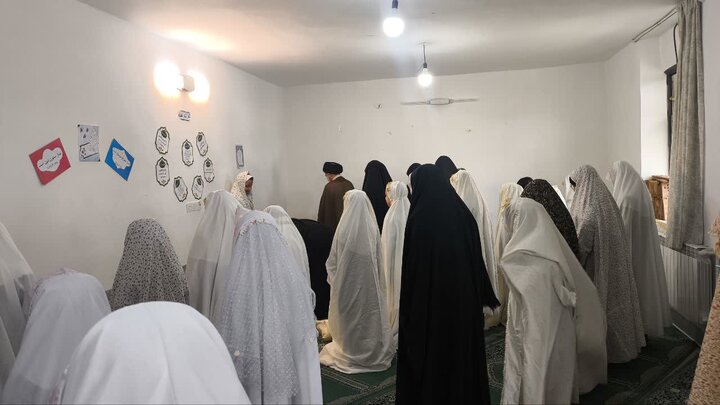 تصاویر/ حضور امام جمعه نطنز در دبیرستان امام خمینی (ره) و دبستان دخترانه ۲۲ بهمن