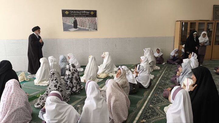 تصاویر/ حضور امام جمعه نطنز در دبیرستان امام خمینی (ره) و دبستان دخترانه ۲۲ بهمن