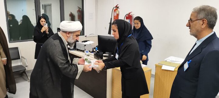 تصاویر/ تکریم پرستاران بیمارستان شمال، از طرف دفتر آیت الله العظمی جوادی آملی در شهرستان آمل