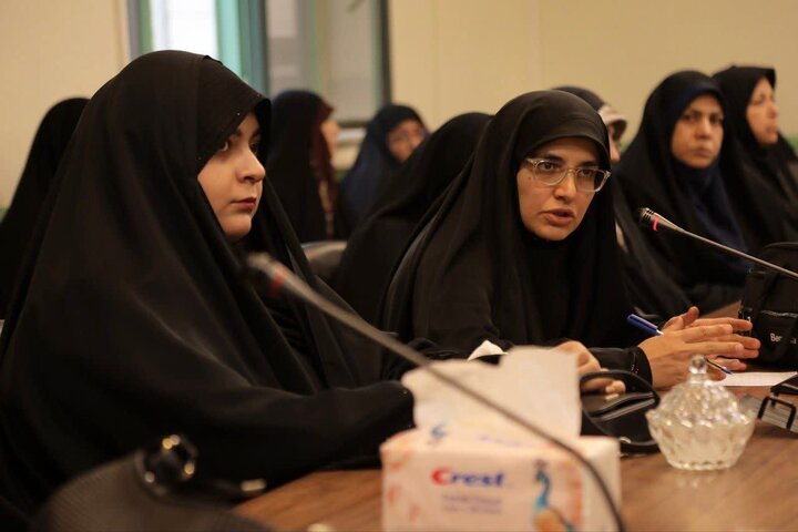 تصاویر / نشست تحلیل و ایده پردازی بزم اندیشه با موضوع اعتکاف نوجوانی با حضور مبلغات حوزه علمیه خواهران برگزار شد