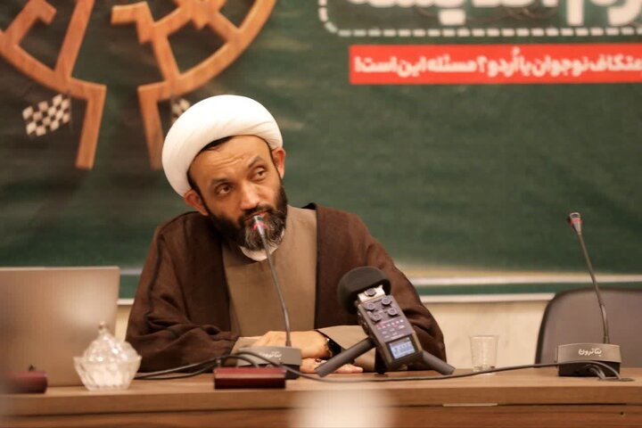 تصاویر / نشست تحلیل و ایده پردازی بزم اندیشه با موضوع اعتکاف نوجوانی با حضور مبلغات حوزه علمیه خواهران برگزار شد