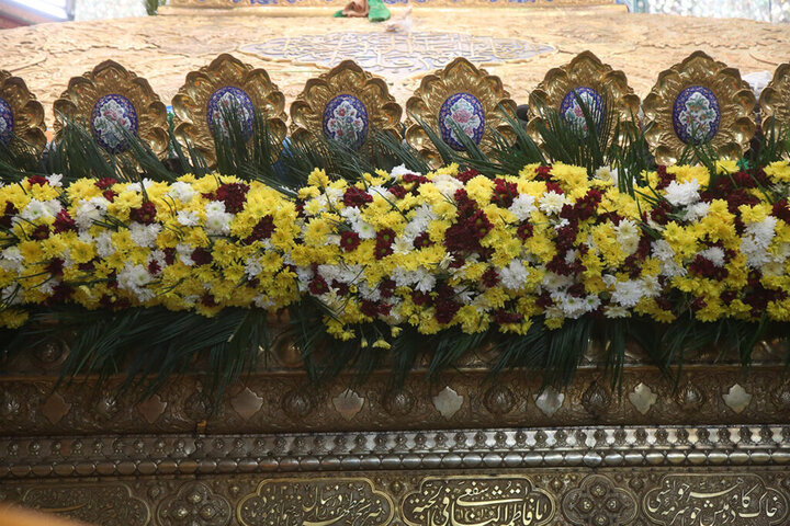 گل آرایی ضریح مطهر حرم حضرت معصومه (س) در آستانه میلاد عقیله بنی‌هاشم