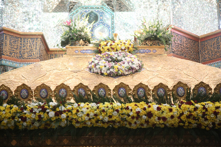 گل آرایی ضریح مطهر حرم حضرت معصومه (س) در آستانه میلاد عقیله بنی‌هاشم