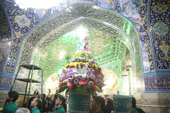 گل آرایی ضریح مطهر حرم حضرت معصومه (س) در آستانه میلاد عقیله بنی‌هاشم