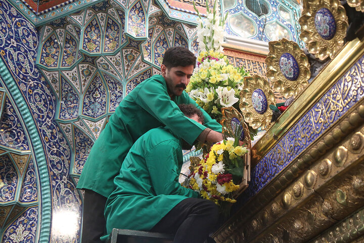 گل آرایی ضریح مطهر حرم حضرت معصومه (س) در آستانه میلاد عقیله بنی‌هاشم
