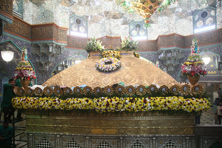 گل آرایی ضریح مطهر حرم حضرت معصومه (س) در آستانه میلاد عقیله بنی‌هاشم