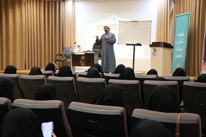 تصاویر|برگزاری جلسه آموزشی مبلغین طرح امین در حوزه علمیه اصفهان