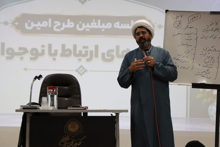 تصاویر|برگزاری جلسه آموزشی مبلغین طرح امین در حوزه علمیه اصفهان