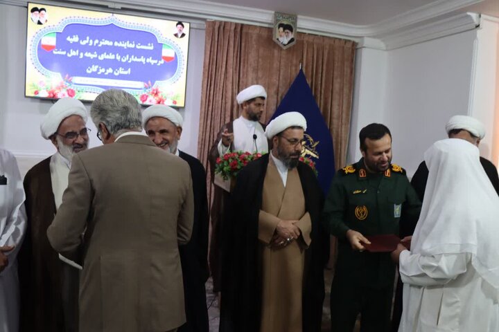 تصاویر/دیدار نماینده ولی‌فقیه در سپاه پاسداران انقلاب اسلامی با علمای شیعه و اهل‌سنت در بندرعباس