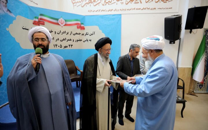 تصاویر / آئین تکریم از اهل‌سنت استان گلستان به پاس همراهی در اجتماعات مردمی شبانه