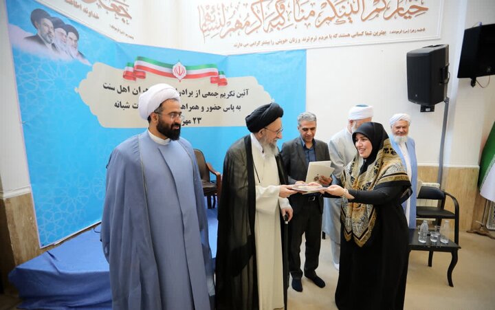 تصاویر / آئین تکریم از اهل‌سنت استان گلستان به پاس همراهی در اجتماعات مردمی شبانه