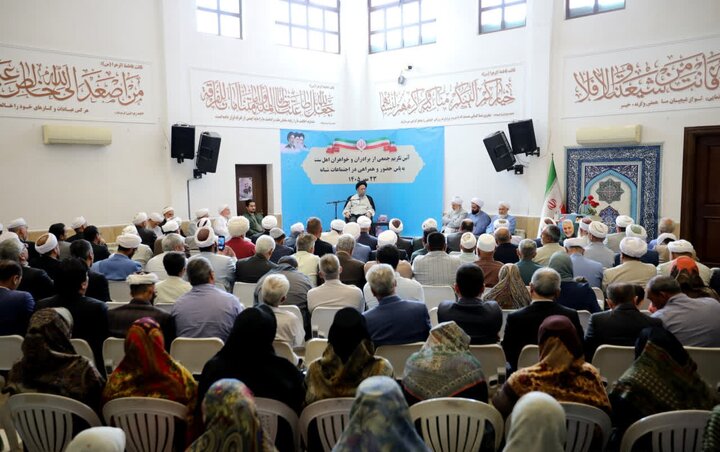تصاویر / آئین تکریم از اهل‌سنت استان گلستان به پاس همراهی در اجتماعات مردمی شبانه