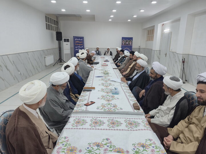 تصاویر/ نشست معاون پژوهش حوزه‌های علمیه با مدیران آموزش و پژوهش مدارس علمیه کاشان