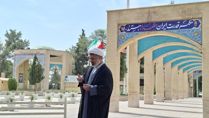 تصاویر/ حضور طلاب جدیدالورود مدرسه علمیه نرجسیه سیرجان در گلزار شهدا
