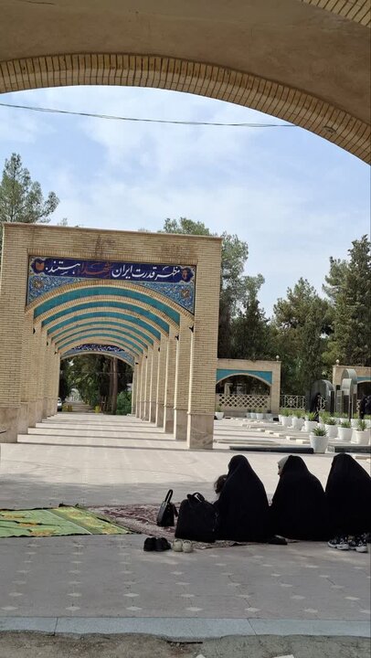 تصاویر/ حضور طلاب جدیدالورود مدرسه علمیه نرجسیه سیرجان در گلزار شهدا