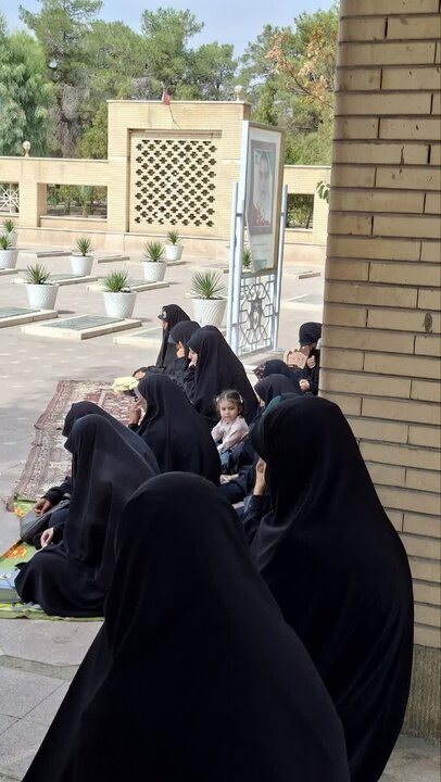 تصاویر/ حضور طلاب جدیدالورود مدرسه علمیه نرجسیه سیرجان در گلزار شهدا