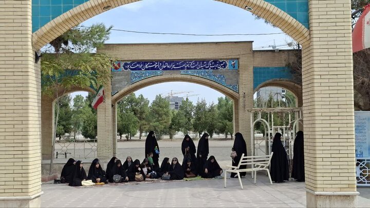 تصاویر/ حضور طلاب جدیدالورود مدرسه علمیه نرجسیه سیرجان در گلزار شهدا