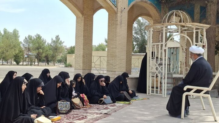 تصاویر/ حضور طلاب جدیدالورود مدرسه علمیه نرجسیه سیرجان در گلزار شهدا