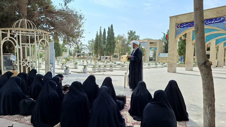 تصاویر/ حضور طلاب جدیدالورود مدرسه علمیه نرجسیه سیرجان در گلزار شهدا