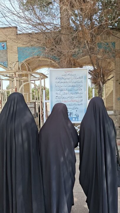تصاویر/ حضور طلاب جدیدالورود مدرسه علمیه نرجسیه سیرجان در گلزار شهدا