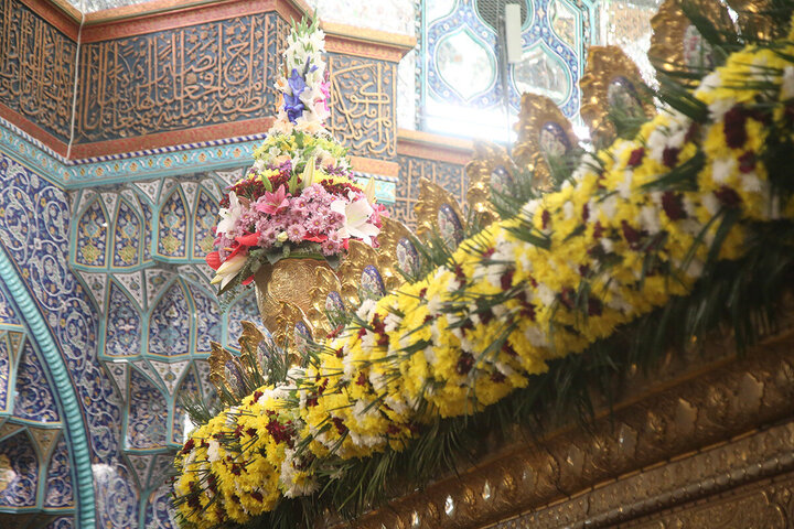 تزيين ضريح السيدة فاطمة المعصومة (عليها السلام) بالورود في ذكرى ولادة العقيلة زينب (عليها السلام)