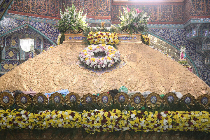 تزيين ضريح السيدة فاطمة المعصومة (عليها السلام) بالورود في ذكرى ولادة العقيلة زينب (عليها السلام)