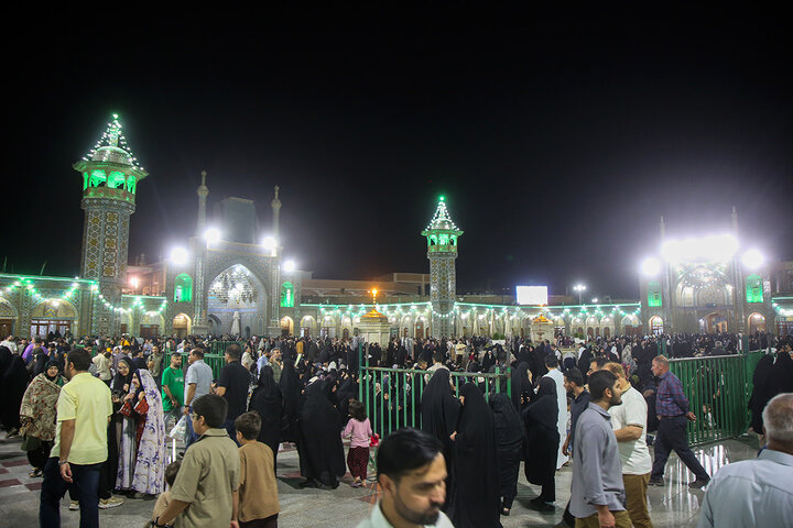 حضور پرشور زائران در حرم بانوی کرامت در شب میلاد حضرت زینب کبری (س)