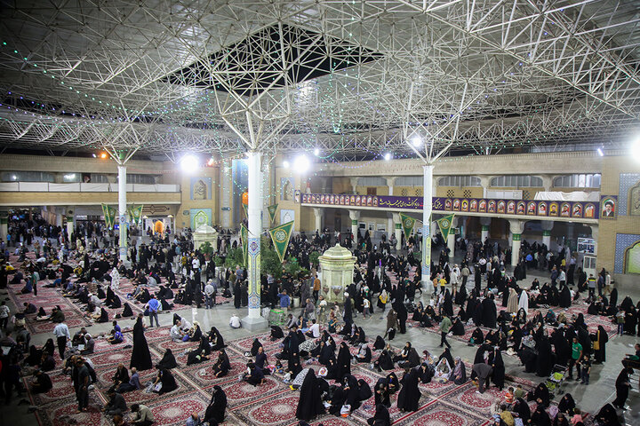 حضور پرشور زائران در حرم بانوی کرامت در شب میلاد حضرت زینب کبری (س)
