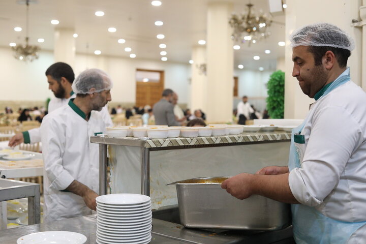 سفره کریمانه حرم بانوی کرامت در شب میلاد دختر امیرالمؤمنین(ع)