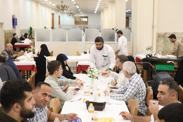 سفره کریمانه حرم بانوی کرامت در شب میلاد دختر امیرالمؤمنین(ع)