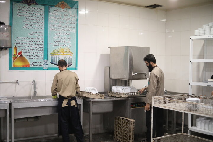 سفره کریمانه حرم بانوی کرامت در شب میلاد دختر امیرالمؤمنین(ع)