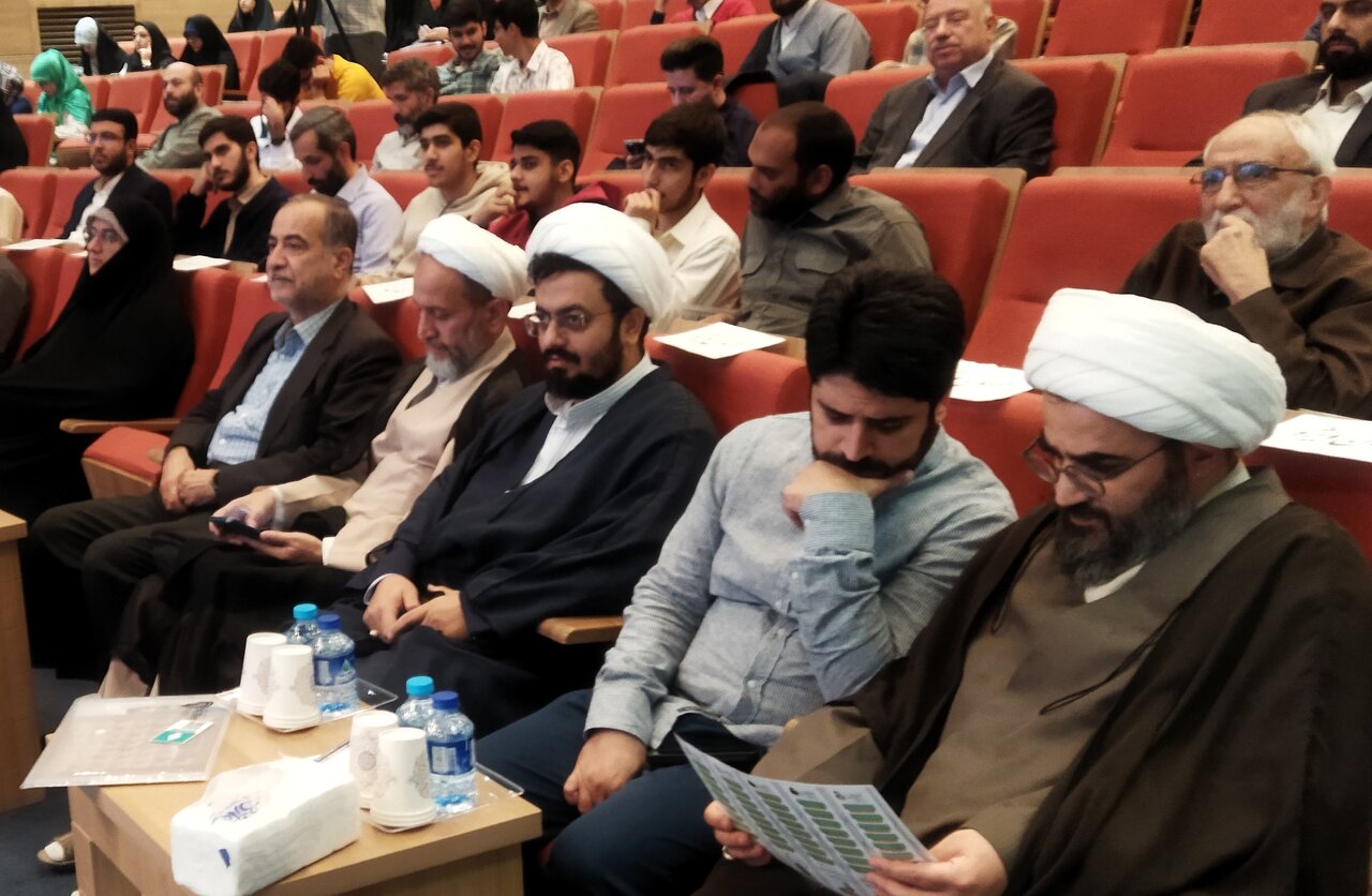 تقدیر از تلاش‌های رئیس سازمان هیئت و تشکل‌های دینی در سومین همایش علمی هیئت
