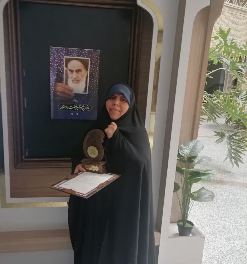 تجلیل از استاد و پژوهشگر حوزه علمیه خواهران هرمزگان، در آیین اختتامیه هجدهمین جشنواره «بانوی کرامت» در قم