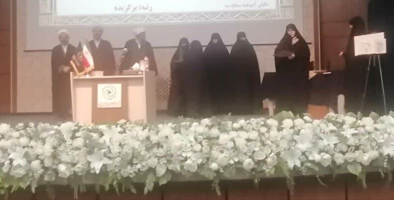 تجلیل از استاد و پژوهشگر حوزه علمیه خواهران هرمزگان، در آیین اختتامیه هجدهمین جشنواره «بانوی کرامت» در قم