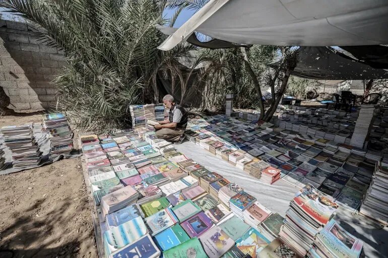 Gaza : un Palestinien sauve 12 000 livres des décombres et fait renaître sa bibliothèque sous une tente